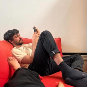 Marina Person Instagram - Hoje é dia do meu melhor amigo, meu ator favorito, meu parceiro de trabalho e de signo. Ele tá muito feliz pq além do aniversário, comemora as indicações pro Oscar, por isso essa foto dele como Pimpão:)
Na segunda imagem tem o registro da primeira vez que Walter Salles viu Caio no cinema, foi em Califórnia, que tava sendo exibido na @mostrasp . 
Em seguida vem um bastidor das filmagens do “Ainda Estou Aqui”. 
As últimas são do nosso trabalho mais recente juntos, no filme “Isabel”. 
Muita sorte ter vc perto na vida, meu amigo❤️