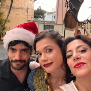 Marina Person Instagram - Hoje é dia do meu melhor amigo, meu ator favorito, meu parceiro de trabalho e de signo. Ele tá muito feliz pq além do aniversário, comemora as indicações pro Oscar, por isso essa foto dele como Pimpão:)
Na segunda imagem tem o registro da primeira vez que Walter Salles viu Caio no cinema, foi em Califórnia, que tava sendo exibido na @mostrasp . 
Em seguida vem um bastidor das filmagens do “Ainda Estou Aqui”. 
As últimas são do nosso trabalho mais recente juntos, no filme “Isabel”. 
Muita sorte ter vc perto na vida, meu amigo❤️
