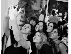 Marina Person Instagram - Não é todo dia que a gente sai numa foto com @neymatogrosso ! Tudo isso pra comemorar a virada de ano da maga de encontros gostosos com as melhores pessoas,  @saraholiveira 🎊🎊🎊
Viva você, Sá!!! Queria que vc fizesse aniversário pelo menos umas três vezes no ano!🤩