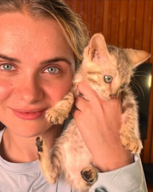 Marina Yers Instagram - Vuela alto Rafaello 🕊️ 

Escribo esto con lágrimas en los ojos y chillando del dolor. Este gato llegó a mi vida sin yo esperármelo. Tal y como os enseñé en el reel de la sorpresa de mi pareja, ahí llegó. 
Rafaello era la sorpresa. Le pusimos ese nombre porque era blanquito como mis bombones favoritos que se llaman Raffaello. Menudo gato más bueno que nos había tocado. 

Era muy hablador, maullaba todo el rato queriendo atención y mimos, nos seguía al baño, al salón, a todos lados. Y con la poquita cosa que era, ya se subía a la cama y hasta intentaba subir las escaleras del segundo piso. Cosa que nos tenía muy sorprendidos y siempre comentábamos entre risas, que cuanta habilidad tenía este gato, que vivo estaba, que cosita más pequeña y más pura era. 

A los 3 días de estar con nosotros se empezó a poner malo, tiritaba, no comía, tenía los ojos hinchados. Lo llevamos corriendo al veterinario. A uno, a otro y a otro. 

En tres clínicas estuvo internado Rafaello. Hablé con muchos de vosotros para saber qué más darle para que sobreviviera porque estaba desesperada. Me daba mucha impotencia verlo sufrir y no poder hacer nada para cambiarlo más que rezar, visitarlo y monitorear con las clínicas 24/7 su proceso. 

Tenía FIP, Herpes, Anemia y alguna cosa más me dejo por ahí seguro. Todos los veterinarios coinciden en que nos dieron un gato enfermo. Pero no culpábamos a nadie y decidimos seguir luchando. Hasta el final. 

Para la gente que dice (que hay mucha por cierto): 
-¡Que exagerada eres! Es solo un gato. ¿Por qué no lo sacrificaste? ¿Por qué le das tanta importancia? 

Porque soy una persona con el corazón lleno de compasión. Por personas, animales y en general cualquier forma de vida. 
Y me duele ver a alguien sufrir.

No soy como los que mencionáis estas barbaridades. Vosotros no tenéis compasión por otros… Dios no la tendrá con vosotros. O si fueras una persona verdaderamente feliz, ¿irías comentando estas cosas para hacer daño? Sólo Dios te puede guiar, ojalá lo haga. 

Por otro lado, Rafaello gracias por haber existido, llegado a mi vida y haberme hecho una persona mucho más fuerte y más cercana a Dios. Tú llegada a mi hogar no fue en vano.