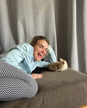Marina Yers Instagram - Vuela alto Rafaello 🕊️ 

Escribo esto con lágrimas en los ojos y chillando del dolor. Este gato llegó a mi vida sin yo esperármelo. Tal y como os enseñé en el reel de la sorpresa de mi pareja, ahí llegó. 
Rafaello era la sorpresa. Le pusimos ese nombre porque era blanquito como mis bombones favoritos que se llaman Raffaello. Menudo gato más bueno que nos había tocado. 

Era muy hablador, maullaba todo el rato queriendo atención y mimos, nos seguía al baño, al salón, a todos lados. Y con la poquita cosa que era, ya se subía a la cama y hasta intentaba subir las escaleras del segundo piso. Cosa que nos tenía muy sorprendidos y siempre comentábamos entre risas, que cuanta habilidad tenía este gato, que vivo estaba, que cosita más pequeña y más pura era. 

A los 3 días de estar con nosotros se empezó a poner malo, tiritaba, no comía, tenía los ojos hinchados. Lo llevamos corriendo al veterinario. A uno, a otro y a otro. 

En tres clínicas estuvo internado Rafaello. Hablé con muchos de vosotros para saber qué más darle para que sobreviviera porque estaba desesperada. Me daba mucha impotencia verlo sufrir y no poder hacer nada para cambiarlo más que rezar, visitarlo y monitorear con las clínicas 24/7 su proceso. 

Tenía FIP, Herpes, Anemia y alguna cosa más me dejo por ahí seguro. Todos los veterinarios coinciden en que nos dieron un gato enfermo. Pero no culpábamos a nadie y decidimos seguir luchando. Hasta el final. 

Para la gente que dice (que hay mucha por cierto): 
-¡Que exagerada eres! Es solo un gato. ¿Por qué no lo sacrificaste? ¿Por qué le das tanta importancia? 

Porque soy una persona con el corazón lleno de compasión. Por personas, animales y en general cualquier forma de vida. 
Y me duele ver a alguien sufrir.

No soy como los que mencionáis estas barbaridades. Vosotros no tenéis compasión por otros… Dios no la tendrá con vosotros. O si fueras una persona verdaderamente feliz, ¿irías comentando estas cosas para hacer daño? Sólo Dios te puede guiar, ojalá lo haga. 

Por otro lado, Rafaello gracias por haber existido, llegado a mi vida y haberme hecho una persona mucho más fuerte y más cercana a Dios. Tú llegada a mi hogar no fue en vano.