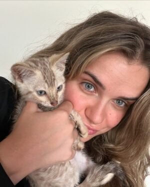 Marina Yers Instagram - Vuela alto Rafaello 🕊️ 

Escribo esto con lágrimas en los ojos y chillando del dolor. Este gato llegó a mi vida sin yo esperármelo. Tal y como os enseñé en el reel de la sorpresa de mi pareja, ahí llegó. 
Rafaello era la sorpresa. Le pusimos ese nombre porque era blanquito como mis bombones favoritos que se llaman Raffaello. Menudo gato más bueno que nos había tocado. 

Era muy hablador, maullaba todo el rato queriendo atención y mimos, nos seguía al baño, al salón, a todos lados. Y con la poquita cosa que era, ya se subía a la cama y hasta intentaba subir las escaleras del segundo piso. Cosa que nos tenía muy sorprendidos y siempre comentábamos entre risas, que cuanta habilidad tenía este gato, que vivo estaba, que cosita más pequeña y más pura era. 

A los 3 días de estar con nosotros se empezó a poner malo, tiritaba, no comía, tenía los ojos hinchados. Lo llevamos corriendo al veterinario. A uno, a otro y a otro. 

En tres clínicas estuvo internado Rafaello. Hablé con muchos de vosotros para saber qué más darle para que sobreviviera porque estaba desesperada. Me daba mucha impotencia verlo sufrir y no poder hacer nada para cambiarlo más que rezar, visitarlo y monitorear con las clínicas 24/7 su proceso. 

Tenía FIP, Herpes, Anemia y alguna cosa más me dejo por ahí seguro. Todos los veterinarios coinciden en que nos dieron un gato enfermo. Pero no culpábamos a nadie y decidimos seguir luchando. Hasta el final. 

Para la gente que dice (que hay mucha por cierto): 
-¡Que exagerada eres! Es solo un gato. ¿Por qué no lo sacrificaste? ¿Por qué le das tanta importancia? 

Porque soy una persona con el corazón lleno de compasión. Por personas, animales y en general cualquier forma de vida. 
Y me duele ver a alguien sufrir.

No soy como los que mencionáis estas barbaridades. Vosotros no tenéis compasión por otros… Dios no la tendrá con vosotros. O si fueras una persona verdaderamente feliz, ¿irías comentando estas cosas para hacer daño? Sólo Dios te puede guiar, ojalá lo haga. 

Por otro lado, Rafaello gracias por haber existido, llegado a mi vida y haberme hecho una persona mucho más fuerte y más cercana a Dios. Tú llegada a mi hogar no fue en vano.