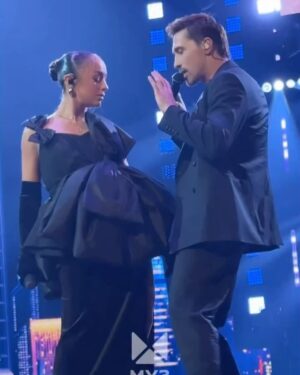 Marina Zhadan Instagram - Каждое Big Love Show было особенным, но это особеннее предыдущих🫰🏽
Мой любимый дуэт @bilanofficial 🖤
Моя любимая новая песня и её большая премьера на сцене🤍
Моя любимая, плачущая от счастья и волнения @a_mikhaylova 🥹
Спасибо, @loveradioofficial за этот прекрасный вечер❤️