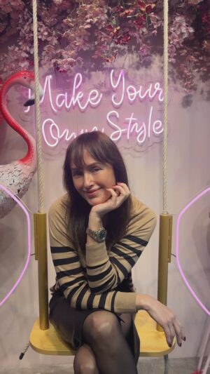 Marisa Cruz Instagram - Ter o cabelo comprido sempre foi um sonho mas por causa do meu trabalho onde muitas vezes tenho que cortar ou pintar torna se muito difícil deixar crescer o cabelo.
Encontrei na @myosstore a solução perfeita para quando quiser ter o cabelo comprido.😍
EasyHair foi a opção escolhida pois è muito fácil de colocar, encaixando perfeitamente com o meu cabelo dando um aspecto muito natural.
Não conhecia este método mas fiquei fã ❤️
Obrigada por me receberem tão bem e parabéns pelo sucesso da Myos👏🏻👏🏻
