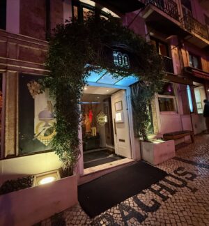 Marisa Cruz Instagram - Ontem, sábado à noite, decidi escolher a melhor companhia para jantar e entregar-me numa noite completamente 100 Maneiras 💥❤️
Deixo-vos aqui uma sugestão , jantar no @bistro100maneiras, deixar nas mãos do chef @eugeniumusteata a escolha do que vão experimentar e deixem-se levar numa experiência gastronómica memorável num ambiente sublime de um bom gosto incrível 👏🏻
Agradeçam-me depois 😘

O próximo já está marcado e será no @carnal.gastrobar 🔥🔥🔥🔥🔥