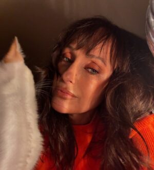 Marisa Cruz Instagram - Sem filtros, apenas uma pequena luz  e a magia do @tito.godmua ❤️

 🐈 Gato beijoqueiro 

#nightnight #catlover #makeup #light #tv