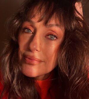 Marisa Cruz Instagram - Sem filtros, apenas uma pequena luz  e a magia do @tito.godmua ❤️

 🐈 Gato beijoqueiro 

#nightnight #catlover #makeup #light #tv