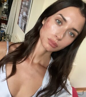 Mariya Akhmetzyanova Instagram - Снаружи красивая обертка и вдребезги разбитая девочка внутри 
 Это всё Ирина
« На льду « @okkomovies 🪽
🎬
@mrsshatalova
@mkulagin_directing
@rus.code
@alla_khabusova