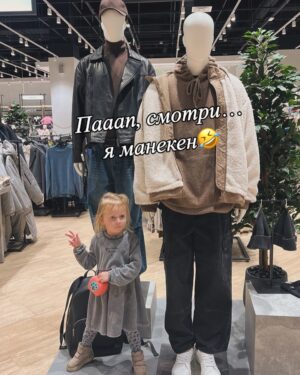 Mariya Shekunova Instagram - Наша любительница какао, салонов красоты и всех миленьких маленьких и огромных собачек и кошечек))) 🌟🌟🌟
.
Говорят душа ребенка выбирает своих родителей задолго до своего рождения…Миронька, я хочу, чтобы ты знала, мы так благодарны Богу, Вселенной за то, что ты выбрала нас!!! Как бы банально это не звучало)) Мы любим тебя так сильно, как только это возможно…✨✨✨
.
Помню, когда я узнала, что беременна я подумала, хоть бы мальчик, ведь я про них уже все знаю! Мне так классно всегда с Ярославом, мы на одной волне, с ним бывает то весело до слёз, а потом вдруг так тепло и душевно, он потрясающий друг, он такой кайфовый…я хотела повторить успех…🤣🙏
Но оказалась девочка…наша невероятная, непредсказуемая, неукротимая доченька Мира!!! 
.
И как же я теперь счастлива, что она девочка)) Это совершенно другой мир, другой космос, другое всё…Таких эмоциональных качелей я не испытывала наверное никогда в жизни…😍🫣😆😵‍💫😭😍
.
Мира-ты наш учитель, наша гордость и наша любовь! 
С ДНЁМ РОЖДЕНИЯ, королева Мира!!!Будь здорова и счастлива♥️♥️♥️
.
#happybirthday #Миронька #love