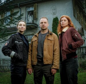 Marleen Lohse Instagram - Liebe Freunde von Nord bei Nordwest,

wir freuen uns sehr, dass unsere Folge „Das Nolden-Haus“ bei Euch so viel positive Resonanz hervorgerufen hat. Wir hatten jedenfalls sehr viel Spaß bei der Herstellung! Viele von Euch haben ja schon unsere post-credits-scene mit Mehmet gefunden, die in der Mediathek nach dem Abspann kommt. Zusätzlich haben wir uns den Spaß gemacht, den Geist von Inge Nolden (wie im Bild oben) siebenmal im Film zu verstecken. Wer von Euch hat alle Stellen entdeckt?

#nordbeinordwest #nbnw #dasnoldenhaus #geisterjagd #ghostbusters