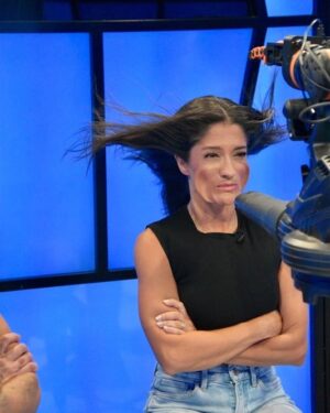Marta Gil Instagram - Não se deixem iludir pela primeira foto… arrastem para o lado e reconheçam a minha poker face😂 será que foi suficiente para ganharmos? 
Espero que hoje à noite se divirtam tanto a ver como nós a fazer.
“Congela”logo à noite na @tvioficial
@congelatvioficial
📸 @joaopmoutinho