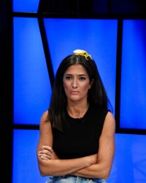 Marta Gil Instagram - Não se deixem iludir pela primeira foto… arrastem para o lado e reconheçam a minha poker face😂 será que foi suficiente para ganharmos? 
Espero que hoje à noite se divirtam tanto a ver como nós a fazer.
“Congela”logo à noite na @tvioficial
@congelatvioficial
📸 @joaopmoutinho