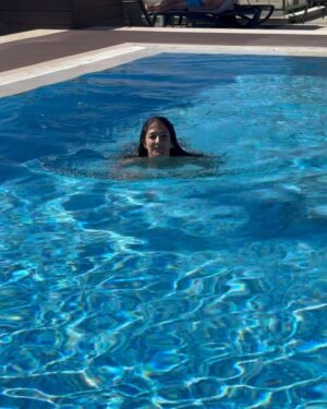 Marta Gil Instagram - Ainda vale pôr fotos com este fundo azul certo?💙

Obrigada @realmarinahotelspa por estes dias que souberam a férias.
Deu para tudo…passear, dormir, comer bem, beber copos, fazer exercício, piscina e mimosas ao pequeno almoço!👌🏽
Parecia Verão…o tempo aliado ao incrível Algarve foi o match perfeito. 
Façam um favor a vocês próprios e vão conhecer o restaurante @marinacomnoelia demasiado bom para ser verdade mas é😍
Meu querido mês de Outubro🎃
