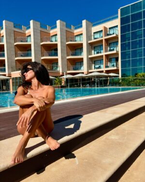 Marta Gil Instagram - Ainda vale pôr fotos com este fundo azul certo?💙

Obrigada @realmarinahotelspa por estes dias que souberam a férias.
Deu para tudo…passear, dormir, comer bem, beber copos, fazer exercício, piscina e mimosas ao pequeno almoço!👌🏽
Parecia Verão…o tempo aliado ao incrível Algarve foi o match perfeito. 
Façam um favor a vocês próprios e vão conhecer o restaurante @marinacomnoelia demasiado bom para ser verdade mas é😍
Meu querido mês de Outubro🎃