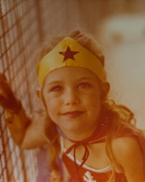 Martina Klein Instagram - ¡Muchas gracias por todas las felicitaciones y mensajes bonitos! 🎂🥳🎈
De peque me disfrazaba de Superwoman ¡ahora lo sigo intentando! A veces se consigue y otras muchas la capa es un trapo, pero ¡es lo que hay y hay que seguir! 
Mi mayor superpoder es el amor de mi familia y mi gente querida. 
¡Gracias por el cariño y la paciencia!
¡Hasta el infinito y más allá! 🚀🦸🏼‍♀️❤️🙏🏼