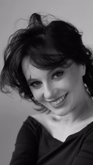 Marusya Klimova Instagram - В маленьком доме напротив горел камин
Женщина хрупкого типа несла на блюде
А на стене между двух пейзажных картин 
С тёплых портретов мне улыбались люди.

Все в этом доме любовью казалось мне
Бегали дети, сдобные пироги
Словно в рождественском фильме, уютном сне
Точно как если бы мы смогли.

Вот мы и смотрим в эти чужие рамы
Думая, жаль, что у нас иначе
Через стекло не видно чужие драмы
Сквозь занавески не слышно, как кто-то плачет.

И на чужих пирогах вроде другая сдоба
Мягче и лучше всегда соседнее место
Только хозяйка этого чудо дома
Знает, как сложно взбивалось тесто.

Как не всходило, как оно липло к рукам 
И сколько раз подгорало дно
Есть лишь один секрет идеального пирога -
Тысячи неудачных попыток ДО.

И не сдаваться, не бросать свои пироги 
снова и снова пробовать и мести 
в окнах чужих такие же, как и мы 
Только не сдавшиеся на пол пути

#янамкр стихи 

Видео @d.a.igorevna 
Макияж и укладка @pavlenko_olesya_