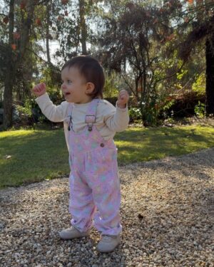 Matilde Breyner Instagram - Foi a primeira peça de roupa que lhe comprei. Estava em LA, numa loja de roupa vintage a ver vestidos para mim, quando, no meio daquela roupa toda, vi estas calças de bebé. Estava grávida de 5 meses, cheia de medos, dúvidas e inseguranças. “E se não correr bem? Mas está tudo a correr bem… mas e se não correr? Ela hoje já se mexeu, claro que está tudo bem.” Era assim que estava minha cabeça. Mas também pedia muitos sinais ao universo de que tudo ía correr bem. E aqui estava ele. Enchi-me de coragem e comprei as calças.
Hoje, enquanto a vestia, emocionei-me. Por tudo o que elas simbolizam para mim e porque são de LA. E, neste momento, também precisamos de boas notícias de lá 🤍