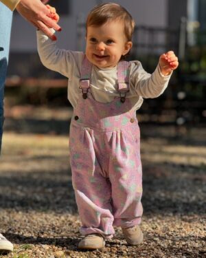Matilde Breyner Instagram - Foi a primeira peça de roupa que lhe comprei. Estava em LA, numa loja de roupa vintage a ver vestidos para mim, quando, no meio daquela roupa toda, vi estas calças de bebé. Estava grávida de 5 meses, cheia de medos, dúvidas e inseguranças. “E se não correr bem? Mas está tudo a correr bem… mas e se não correr? Ela hoje já se mexeu, claro que está tudo bem.” Era assim que estava minha cabeça. Mas também pedia muitos sinais ao universo de que tudo ía correr bem. E aqui estava ele. Enchi-me de coragem e comprei as calças.
Hoje, enquanto a vestia, emocionei-me. Por tudo o que elas simbolizam para mim e porque são de LA. E, neste momento, também precisamos de boas notícias de lá 🤍