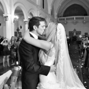 Maura Rivera Instagram - “La historia más bonita que el destino escribió en mi vida.  Felices 14 años de matrimonio mi amor .Te amo hoy y siempre @markgonzalez11 ❤️ 07-01-2011 🤍💍