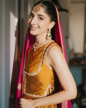 Mawra Hocane Instagram - Literally turned my imagination into a reality for my mehndi ✨ @zakia_rukia_salon ✨ 🥲

P.S let’s see if you can find Ameer’s name in my henna so so beautifully done by @thehennagirl 

outfit of my dreams @manishmalhotra05 🤍

captured exquisitely by @saraidrees_