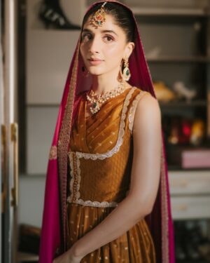Mawra Hocane Instagram - Literally turned my imagination into a reality for my mehndi ✨ @zakia_rukia_salon ✨ 🥲

P.S let’s see if you can find Ameer’s name in my henna so so beautifully done by @thehennagirl 

outfit of my dreams @manishmalhotra05 🤍

captured exquisitely by @saraidrees_