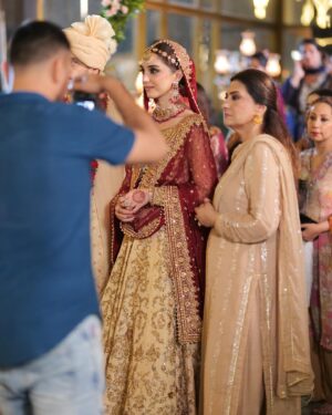 Maya Ali Instagram - Every journey has to end, but I believe every ending leads to a new beginning! ✨ #SunnMereDil has been a special chapter in my life, and working with such incredible people was an absolute pleasure. 🫶

@haseeb_hasanofficial working with you again after so long was nothing short of amazing. Your passion, vision, and dedication brought Sadaf to life in a way that wasn’t easy, but you made it seamless. You did a fantabulous job with the whole team, and I couldn’t be prouder! 🫰🏻

Wajju @wahaj.official mere dost, we may not have shared much screen time, but I witnessed a stronger and better version of you. App ki ankhein bolti hain and trust me, Bilal Abdullah couldn’t have been played better by anyone else! 🫶

@hiramaniofficial my Heer, your kindness towards everyone made me your fan for life! You’re a beautiful person inside and out! 💕

@amarkhanlove your dialogue delivery and expressions were beyond amazing. Kamal karti hain app! 🫰🏻

@shahvirkadwani mere bhai, you hold a special place in my heart 💖. Your hard work and dedication made every scene shine, hamesha khush raho hero! 🤗
 
@ttayyab_shah app k frames ki kya he baat karun, every frame of yours is magic and it was a treat to watch on screen! 

A huge thank you to the entire team & crew for making this journey beautiful. ✨✨

@makeupby_yash.12 thank you for Sadaf’s gorgeous looks and for pampering Maya with so much love! 🤗

@abdullah.kadwani and @asadaqureshi, what an experience it was working under your production! You both are incredible souls, and I thoroughly enjoyed this journey. 😊

Lastly, every project has its own story, and this one was filled with sweat, hard work, and passion from each one of us. We gave it our best to entertain you all. Thank you for your love and even bigger thanks to those who shared constructive criticism, it only helps us grow. 🫰🏻

Jab end theek ho jaaye to sab theek hai!
Kaha suna maaf dosto!
Miltey hain break ke baad! ❤️