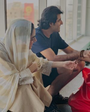 Maya Ali Instagram - Every journey has to end, but I believe every ending leads to a new beginning! ✨ #SunnMereDil has been a special chapter in my life, and working with such incredible people was an absolute pleasure. 🫶

@haseeb_hasanofficial working with you again after so long was nothing short of amazing. Your passion, vision, and dedication brought Sadaf to life in a way that wasn’t easy, but you made it seamless. You did a fantabulous job with the whole team, and I couldn’t be prouder! 🫰🏻

Wajju @wahaj.official mere dost, we may not have shared much screen time, but I witnessed a stronger and better version of you. App ki ankhein bolti hain and trust me, Bilal Abdullah couldn’t have been played better by anyone else! 🫶

@hiramaniofficial my Heer, your kindness towards everyone made me your fan for life! You’re a beautiful person inside and out! 💕

@amarkhanlove your dialogue delivery and expressions were beyond amazing. Kamal karti hain app! 🫰🏻

@shahvirkadwani mere bhai, you hold a special place in my heart 💖. Your hard work and dedication made every scene shine, hamesha khush raho hero! 🤗
 
@ttayyab_shah app k frames ki kya he baat karun, every frame of yours is magic and it was a treat to watch on screen! 

A huge thank you to the entire team & crew for making this journey beautiful. ✨✨

@makeupby_yash.12 thank you for Sadaf’s gorgeous looks and for pampering Maya with so much love! 🤗

@abdullah.kadwani and @asadaqureshi, what an experience it was working under your production! You both are incredible souls, and I thoroughly enjoyed this journey. 😊

Lastly, every project has its own story, and this one was filled with sweat, hard work, and passion from each one of us. We gave it our best to entertain you all. Thank you for your love and even bigger thanks to those who shared constructive criticism, it only helps us grow. 🫰🏻

Jab end theek ho jaaye to sab theek hai!
Kaha suna maaf dosto!
Miltey hain break ke baad! ❤️