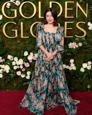 Maya Erskine Instagram - I always feel like the middle school version of myself at these things but thank you to these gals and my love for helping me feel like a million bucks ❤️🩷 
Dress @chloe !!
Stylist @thegriceisright 
Makeup @emilychengmakeup 
Hair @barbdoeshair 
Nails @thuybnguyen