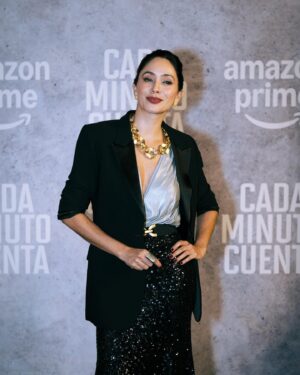 Maya Zapata Instagram - Alfombra roja de la premiere de 'Cada Minuto Cuenta' con Osvaldo Benavides (@osvaldobenavides) y Maya Zapata (@lamzapata), los protagonistas de esta carta de amor dedicada a los mexicanos llevada a la pantalla. 🇲🇽👏

¡Todos los capítulos de la serie ya se encuentran disponibles, solo por #PrimeVideo! 📺

#OsvaldoBenavides
#MayaZapata
#CadaMinutoCuenta
@primevideomx 
#TalentoTOR