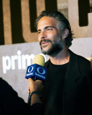 Maya Zapata Instagram - Alfombra roja de la premiere de 'Cada Minuto Cuenta' con Osvaldo Benavides (@osvaldobenavides) y Maya Zapata (@lamzapata), los protagonistas de esta carta de amor dedicada a los mexicanos llevada a la pantalla. 🇲🇽👏

¡Todos los capítulos de la serie ya se encuentran disponibles, solo por #PrimeVideo! 📺

#OsvaldoBenavides
#MayaZapata
#CadaMinutoCuenta
@primevideomx 
#TalentoTOR