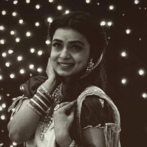 Mayuri Deshmukh Instagram - Paro 🤍...This one's for our creative director @muskan_bajaj02081987... Thank you for always envisioning exceptional looks for Malini...Your  creative eye and penchant for the finer details has made many memorable elegant looks possible... BIGGGG HUG🤗💓

Pictures : @shaileshkadam434343
Hair @gomagawli
Make up @make_ydileep116