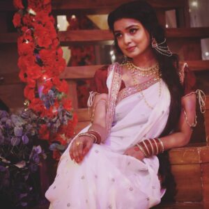 Mayuri Deshmukh Instagram - Paro 🤍...This one's for our creative director @muskan_bajaj02081987... Thank you for always envisioning exceptional looks for Malini...Your  creative eye and penchant for the finer details has made many memorable elegant looks possible... BIGGGG HUG🤗💓

Pictures : @shaileshkadam434343
Hair @gomagawli
Make up @make_ydileep116