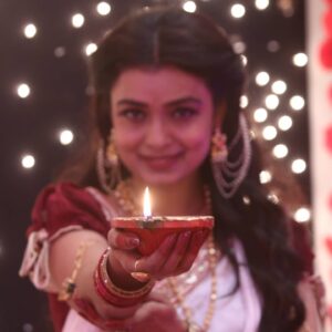 Mayuri Deshmukh Instagram - Paro 🤍...This one's for our creative director @muskan_bajaj02081987... Thank you for always envisioning exceptional looks for Malini...Your  creative eye and penchant for the finer details has made many memorable elegant looks possible... BIGGGG HUG🤗💓

Pictures : @shaileshkadam434343
Hair @gomagawli
Make up @make_ydileep116