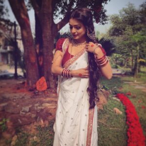 Mayuri Deshmukh Instagram - Paro 🤍...This one's for our creative director @muskan_bajaj02081987... Thank you for always envisioning exceptional looks for Malini...Your  creative eye and penchant for the finer details has made many memorable elegant looks possible... BIGGGG HUG🤗💓

Pictures : @shaileshkadam434343
Hair @gomagawli
Make up @make_ydileep116