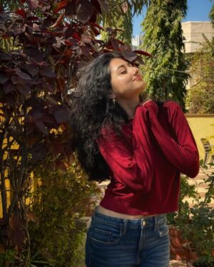 Mazel Vyas Instagram - LOVEYAPAAA हो गया ख़ुद से 🌻♥️
.
.
.
#selflove