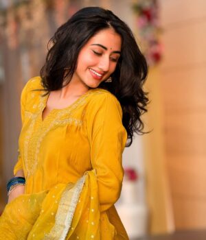 Mazel Vyas Instagram - Surajmukhi 🌻 
.
.
.
#ootd #happiness #itwasallyellow #traditional