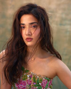 Medha Shankar Instagram - Flower nahi.... Fire hai main🙂‍↔️
.
.
.
.
Photographer @tejasnerurkarr 
Styled by @mohitrai with @shubhi.Kumar @chintan_shah08
Hair @reshammordani
Makeup @makeupwali