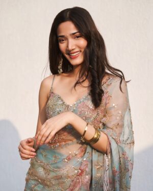 Medha Shankar Instagram - Me- Mera dream hai Chiffon saree mein Switzerland ki barf mein dance karna. 
Photographer- Chalo Green Screen pe Switzerland lagao.
Me-🫠
.
.
.
Outfit @mahimamahajanofficial
Jewellery @radhikaagrawalstudio
Stylist @namrata.deepak_
Style team @kashishsinhaaa 
Dressman @umar_mehmood_shaikh
📸 @saurabh_sonkar