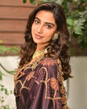 Meenakshi Chaudhary Instagram - 🥰✨🍯 was definitely in a happy mood 🙈😝

Photography: @saicharanthejareddyphotography
Stylist: @kalyanik666
Outfit: @tanva_by_deepika
Jewellery: @sholdsherni
Styling team: @aksharamahi7 
Hair : @chinnisrinu_stylist 
Make up : @makeuphairbyrahul