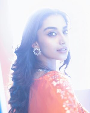 Meenakshi Chaudhary Instagram - 🧡✨

Photography: @benmoses.m
Styling: @kalyanik666
Outfit: @issadesignerstudio
Jewellery: @karnikajewelshyd
Brand management: @elevateadvertisingindia
Styling team: @himajav29, @aksharamahi7
Hair : @chinnisrinu_stylist 
Make up : @makeuphairbyrahul
