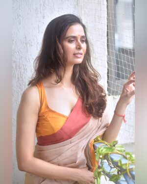 Meenakshi Dixit Instagram - Happy Makar Sankranti & Happy Pongal ✨❤️🥳

📸 @vineetmodhgil @modhgil_photography 
HMU @vinay0703 @arpanadudhane08_hair 
Designer/ Stylist @meenakshidixit 😜

#happysankranti #HappyPongal #FestiveSeason #HarvestFestival #IndianFestivals #FestivalVibes #FestiveMood #GratitudeAndLove #PongalCelebration #MakarSankranti #KiteFestival #meenakshidixit #nomakeupmakeup