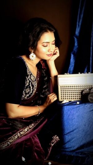 Meera Joshi Instagram - Old school Bastard...
...
A saree by @hues.ofindia
...
Photographer: @kalakars_photography
.....
#meerajoshi #saree #vintage #hairstyle #hairstyles #velvet #velvetsaree #velvetblouse #retro #retroaesthetic #oldschool #oldschoolbastard #vintagestyle #saree #sareelove #sareefashion #vintagestyle #makeup #vintage #telephone #phone