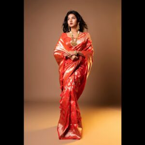 Meera Joshi Instagram - A saree by @veechi_by_shweta 
...
Photographer: @vishwasgonsalves 
....
Jewellery: @mehtajewellersmumbai 
...
Hair: @seraphy.in
...
Makeup: @meerajoshi_
.....
Location: @studio__1965
......
Special thanks: @modydevang
...
#meerajoshi #red #redsaree #bridalsarees #bridaljewellery #jewelry #jewellery #jhumkas #jhumkis #hairstyle #hairstyles #bride #bridemakeup #bridalwear #saree #sareelove #sareefashion #bridalsarees #makeup #indianculture #bridesofindia #indianbride