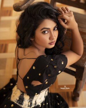 Meera Joshi Instagram - Nirmohi....
...
Clicked by : @swapnilrastephotography 
....
Hair: @mbridalstudioacademy
......
#meerajoshi #meera #hairstyle #hairstyles #curlyhair #backless #backlessdress #back #skin #eyes #blackdress #blackdresses #lbd #knot #curvy #curves #curvyandfit #skingoal #lips #chair #woodenchair #wavyhair #gown #dress #lipgloss #hairgoals #marathiactress #marathiactors #actress #bollywoodactress