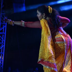 Meera Joshi Instagram - हवेत...
....
...
#marathisong #chandra #collegefest #college #sapkalknowledgehub #dance #stagelighting #stagelights #stage #stageperformance #lavani #meerajoshi #costume #lavni #indiandance #choreography #marathimulgi #danceposes #desi #dancer #dancers #dancevideo #dance #performance #nauvari #nauvarisaree  #yellow #audience #crowd