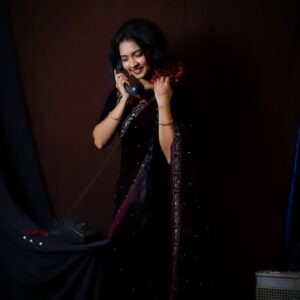 Meera Joshi Instagram - Old school Bastard 
...
A saree by @hues.ofindia
...
Photographer: @kalakars_photography
.....
#meerajoshi #saree #bridalsarees #hairstyle #hairstyles #velvet #velvetsaree #velvetblouse #retro #retroaesthetic #oldschool #oldschoolbastard #vintagestyle #saree #sareelove #sareefashion #bridalsarees #makeup #vintage #telephone #phone