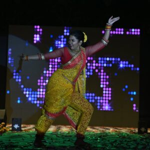 Meera Joshi Instagram - हवेत...
....
...
#marathisong #chandra #collegefest #college #sapkalknowledgehub #dance #stagelighting #stagelights #stage #stageperformance #lavani #meerajoshi #costume #lavni #indiandance #choreography #marathimulgi #danceposes #desi #dancer #dancers #dancevideo #dance #performance #nauvari #nauvarisaree  #yellow #audience #crowd