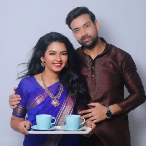 Meera Joshi Instagram - Have you watched our kande pohe song yet?
....
Title - Hur Hur
Singer - Apurva Naniwadekar - Abhimanyu Karlekar
Music - Abhimanyu Karlekar
Lyrics - Sagar Babanagar
Label - Suman Music
Marketing & Distribution - Chetan Garud Productions
Starring - Meera Joshi - Manish Sharma
Directed By - Durgesh Nitin Harawade
Assistant Director - Vishal Vashishth, Ritanshu Koli, Avdhoot Mali, Amisha Khedekar
Cinematographer - Nagesh Nikharge
Art Department - Vishal Vashishth, Ritanshu Koli, Amisha Khedekar, Shraddha Pawar, Sunil Pawar
Hair & Makeup - Shraddha Pawar
Production Team - Sunil Pawar
Edited By - Durgesh Nitin Harawade
Producer: Krishna Sakhee Productions 

#meerajoshi #newsong #marathisong #marathisongs #romantic #romantik #loveisintheair #lovesongs #lovesong #lovesongs❤️ #promo #teaser #outnow #krishnasakheeproductions #sumanmusic #song #songs #marathiactress #marathiactors #marathi #marathistatus #marathimulgi #marathiculture #kandepohe #marriage #dream #dreamer #tea #teatime #tealover