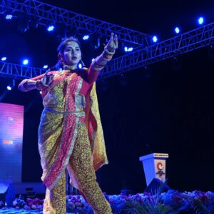 Meera Joshi Instagram - हवेत...
....
...
#marathisong #chandra #collegefest #college #sapkalknowledgehub #dance #stagelighting #stagelights #stage #stageperformance #lavani #meerajoshi #costume #lavni #indiandance #choreography #marathimulgi #danceposes #desi #dancer #dancers #dancevideo #dance #performance #nauvari #nauvarisaree  #yellow #audience #crowd