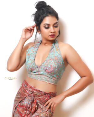 Meera Joshi Instagram - Tousled, tangled, and totally undone... 
just like my heart....
...
Photographer: @anandchandgadkar 
...
Location: @sayajikolhapur 
....
#meerajoshi #messybun #messyhairdontcare #messyhair #halter #haltertop #halterneck #floralprint #makeup #bodygoals #skingoals #skin #pose #poses #posesforpictures #waist #fit #fitness #marathimulgi #marathiactress #blue #eyemakeup #kolhapur #sayajihotels #lips